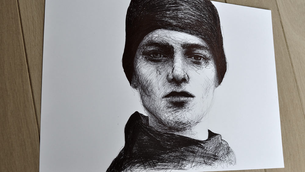 Série de dessin, Black Draw, dessin d'un jeune homme portrait dessiné